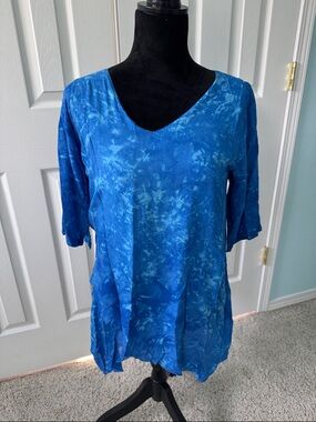 Relaxed V-Neck Tie-Dye Tunic Top in Ocean Blue